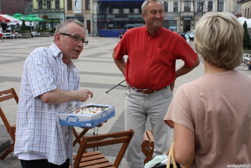 Piotra Barona powitano dziś na rynku ciasteczkami / Adrian Karpeta